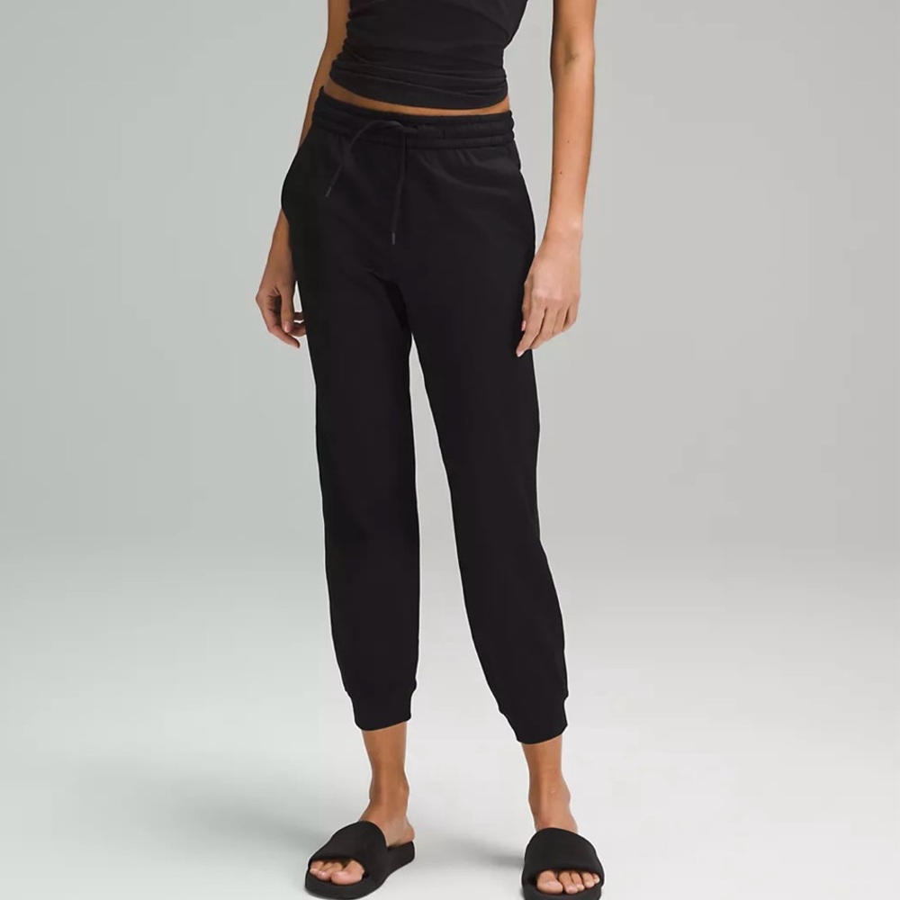 Soft Jersey Classic-Fit Mid-Rise Jogger
7/8 Length